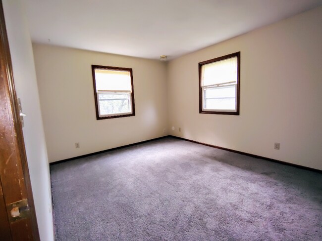 Building Photo - 664 E 12th St