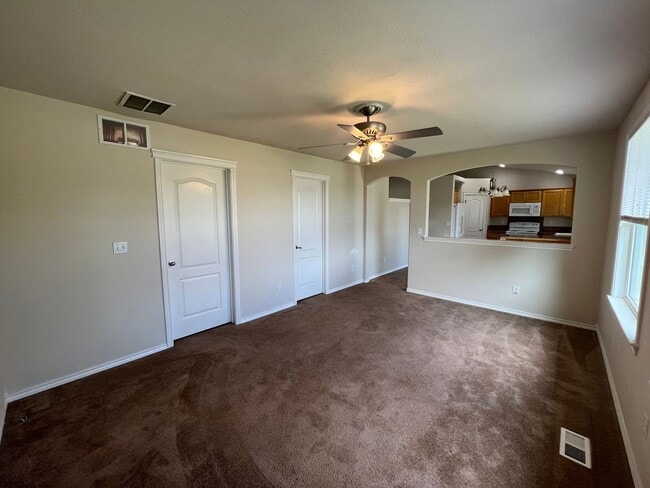 Building Photo - Lovely 4 bedroom (+ 2 living rooms) 2.5 ba...
