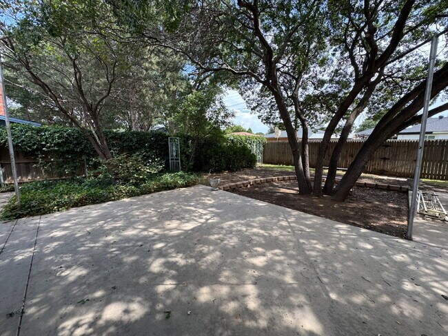 Building Photo - "Spacious 3-Bedroom with 2 Full Baths in P...