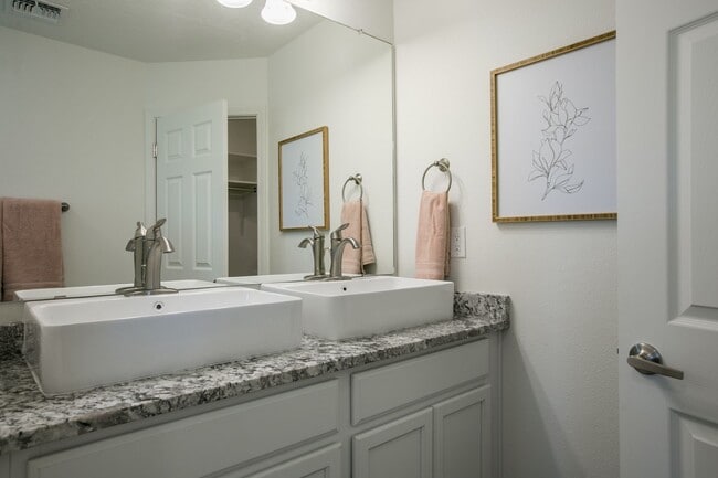 Building Photo - North Valley Townhome