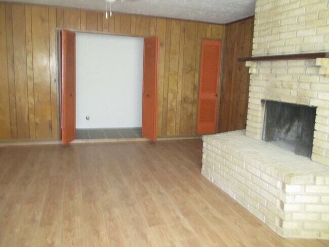 Building Photo - Spacious Home in City View!