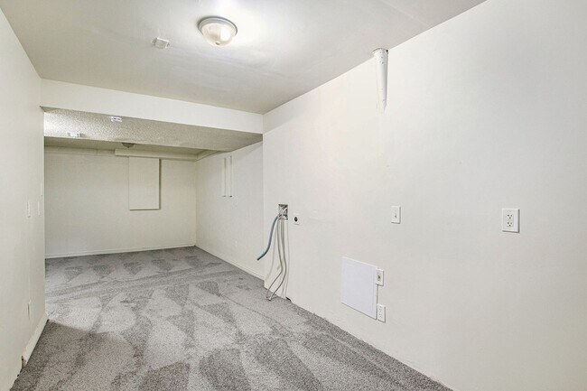 Building Photo - Recently Updated Spacious House Westwood!