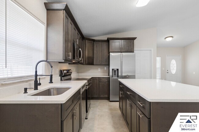 Building Photo - 734 Flora St