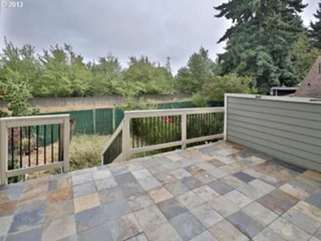 Building Photo - Prime Location, Overlook Townhome!