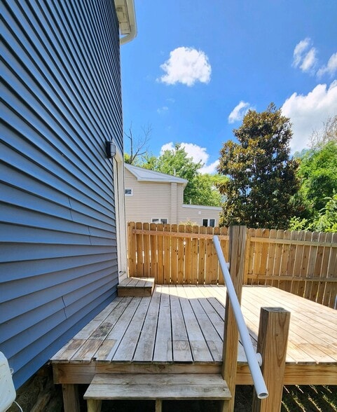 Back Deck - 611 Hoppers Ln