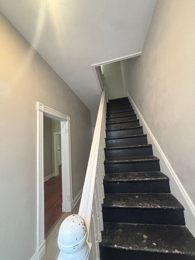 Building Photo - Well Kept 3 Bedroom 1.5 Bathroom Duplex Located in Historic Port Norfolk