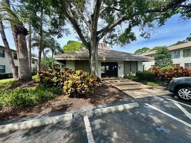 Building Photo - 3048 Eastland Blvd