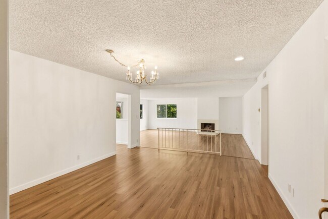 Building Photo - HUGE 2 bed 2 bath in Prime Santa Monica!