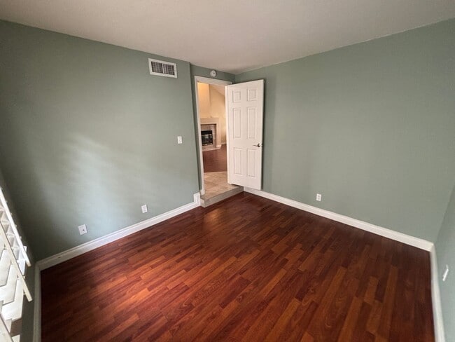 Building Photo - Beautiful 3 bed 2.5 bath townhouse in Spanish Trails!