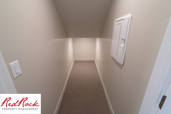 Building Photo - 4 Bedroom, 2.5 Bathroom Townhome in Hurric...