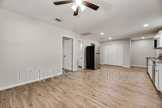 Building Photo - 4702 Collins Ave