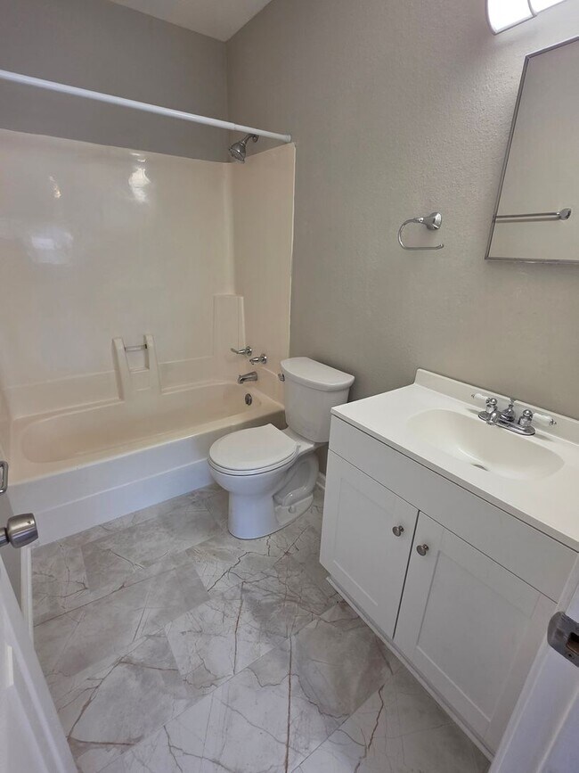 Building Photo - Move in Ready Townhouse l!
