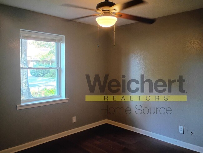 Building Photo - Charming 3-Bed Home with Fenced Yard and Carport