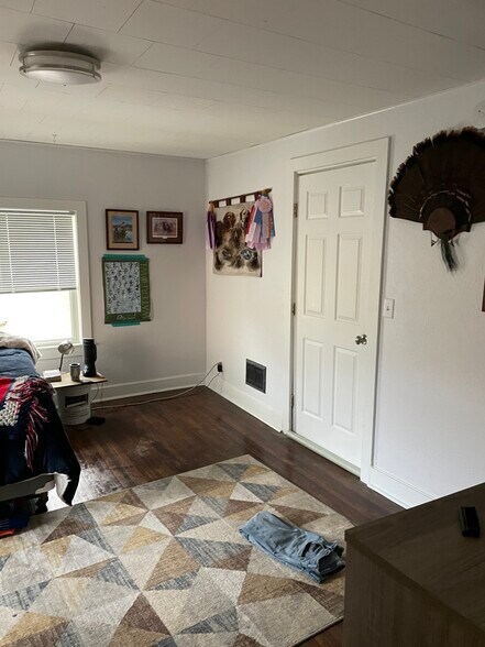 Large bedroom 1 - 108 Glenwood Ave