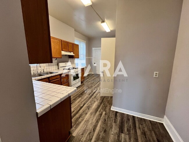 Building Photo - 254 Fern Ave N