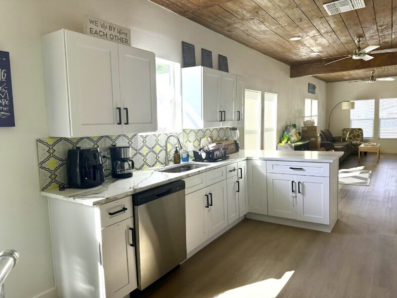 Building Photo - 3224 W Houston St