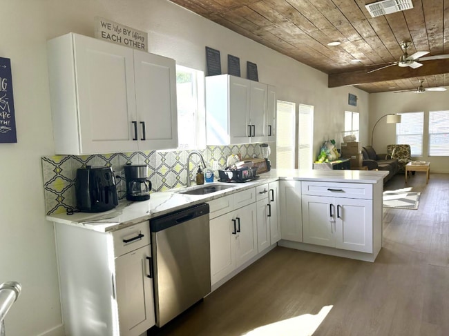 Building Photo - 3224 W Houston St