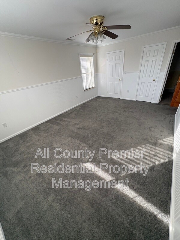 Building Photo - 409 Hidden Village Dr