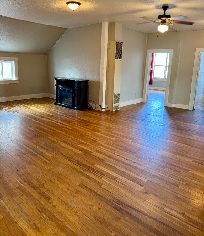 Building Photo - 107 E Bridge Ave