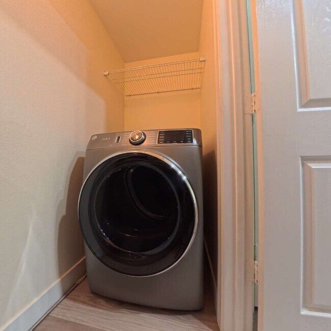 Building Photo - Charming 2nd Floor Unit In Gated Community!