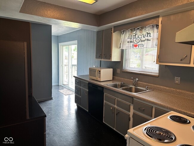 Building Photo - 5626 Hammon Dr