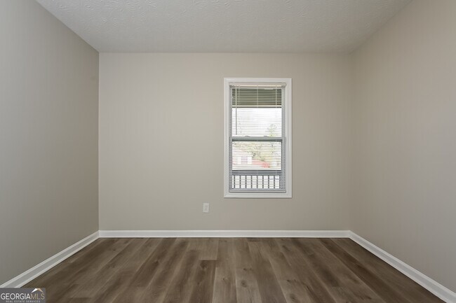 Building Photo - 561 Sunnyhill Dr