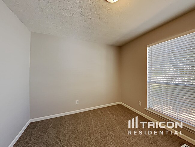 Building Photo - 321 Autumn Lake Dr