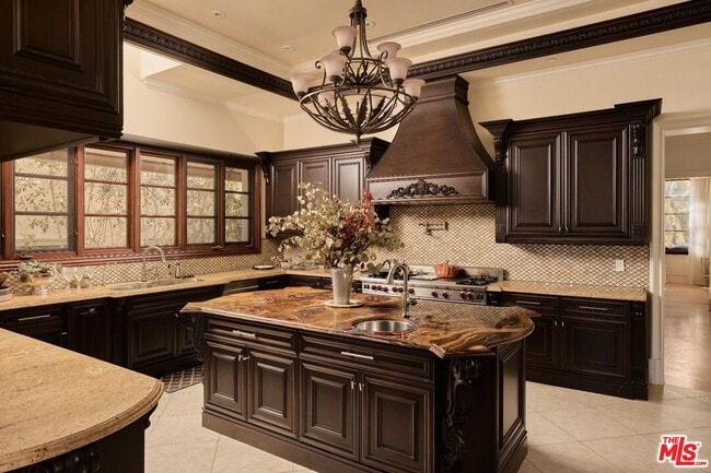 Building Photo - 614 N Palm Dr