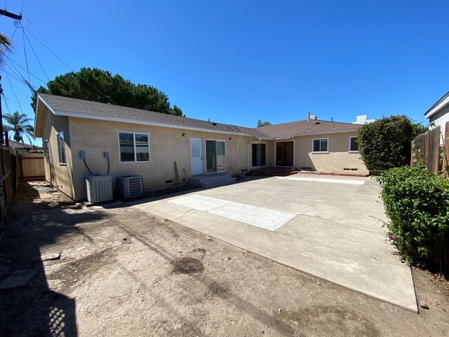 Building Photo - 7BD/4BA, Two Kitchens!