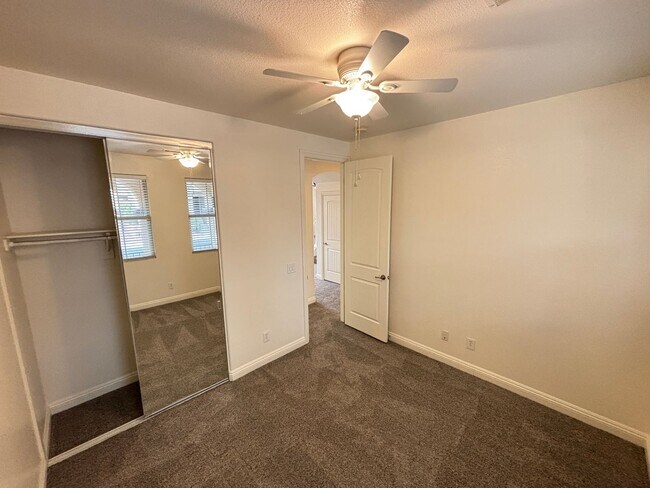 Building Photo - 10735 Knickerbocker Ave
