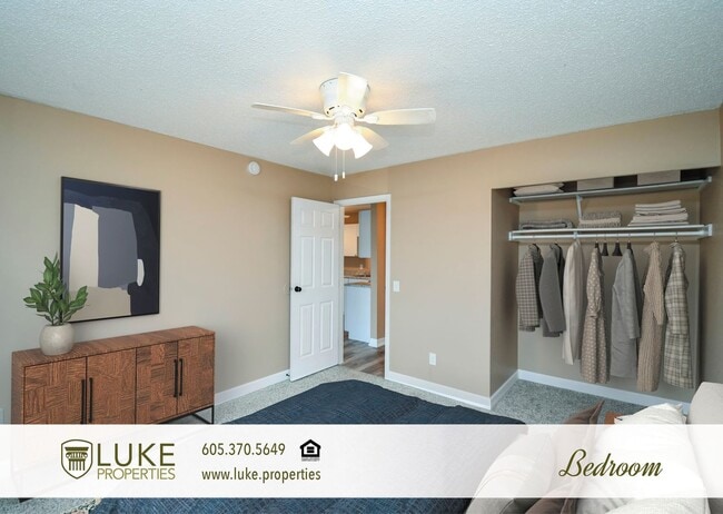 Building Photo - 405 S Sycamore Ave