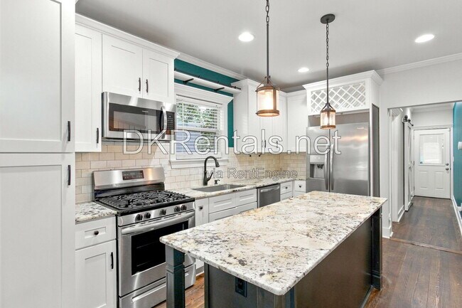 Building Photo - 1845 Vesta Ave