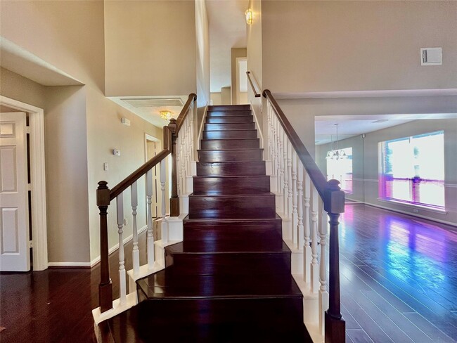 Building Photo - 146 Skycrest Dr