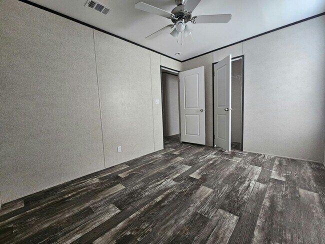 Building Photo - 6571 Hidden Oaks Dr