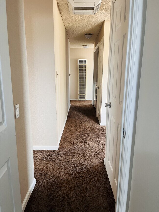 Building Photo - Charming 3-Bedroom with 2 Full Baths on th...