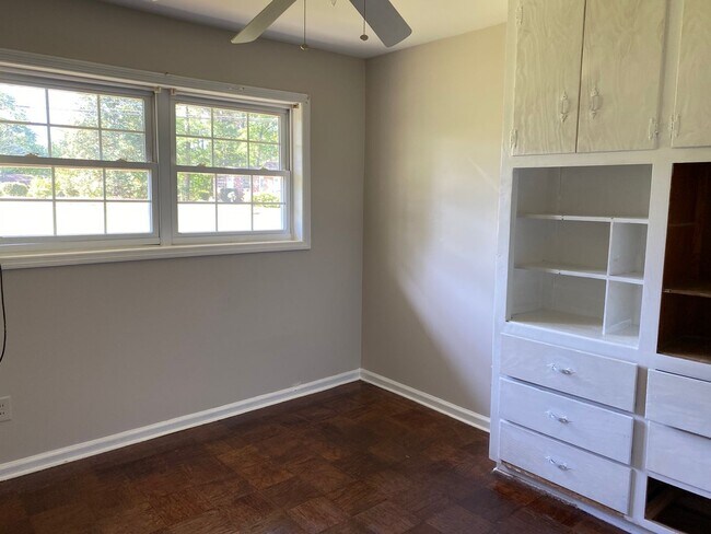 Building Photo - 3 bedrooms - West Augusta Rental – (30909) Living room, and den-Convenient location close to shop...