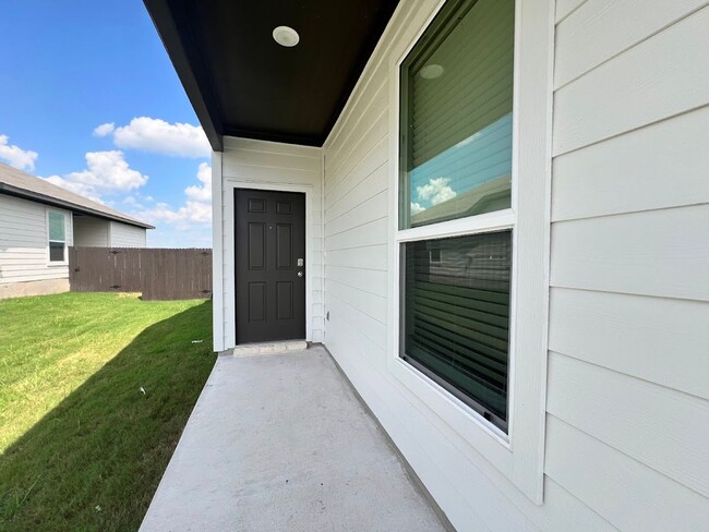 Building Photo - Stunning 4x3 Luxury Duplex in Buda, TX!