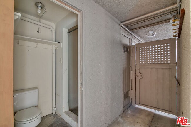 Building Photo - 127 Abalone Ave