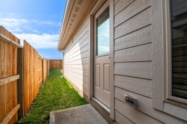 Building Photo - 1508 Las Cuevas Dr