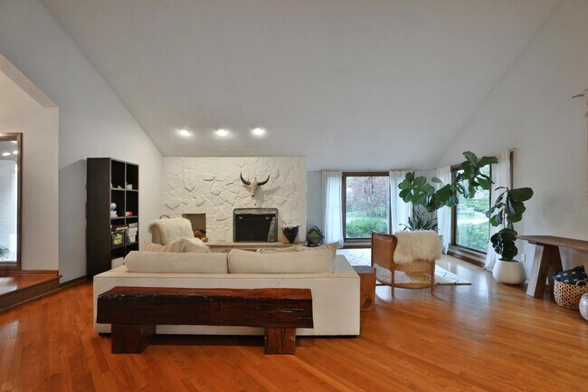 Building Photo - 668 Eagle Ridge