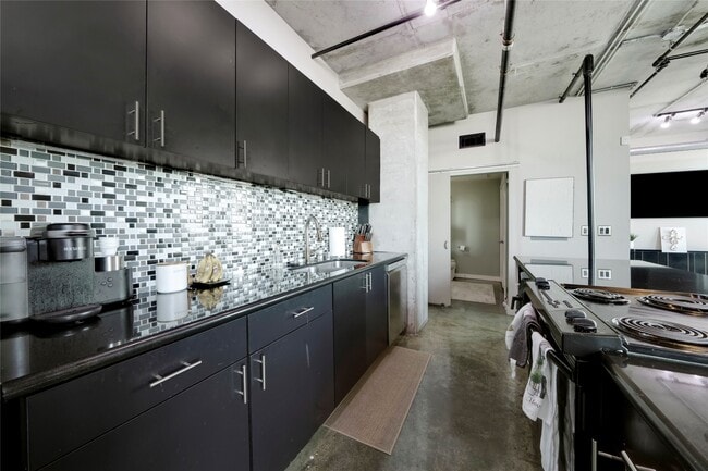 Building Photo - 2000 Bagby St