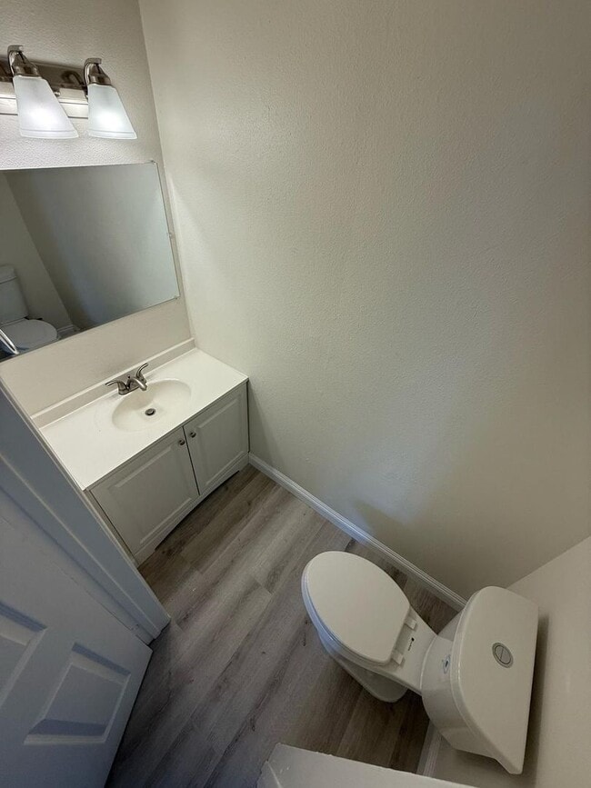 Building Photo - 2 bedroom 1.5 Bath Upgraded Townhome