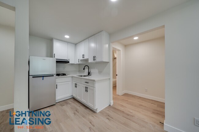 Building Photo - 428 S Venice Blvd