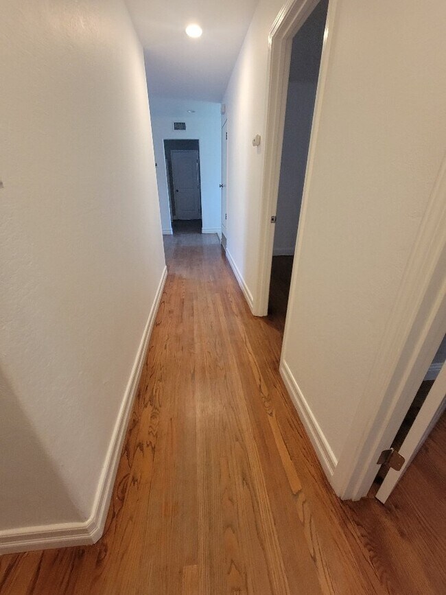 Building Photo - "Charming 3-Bed, 1.5-Bath home