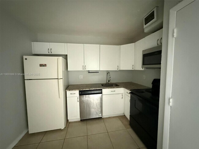 Building Photo - 4174 Inverrary Dr