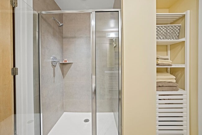 Building Photo - Logan Circle Condo