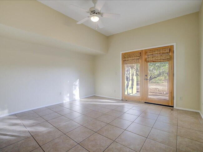 Building Photo - 4 Bedroom 4 Bathroom