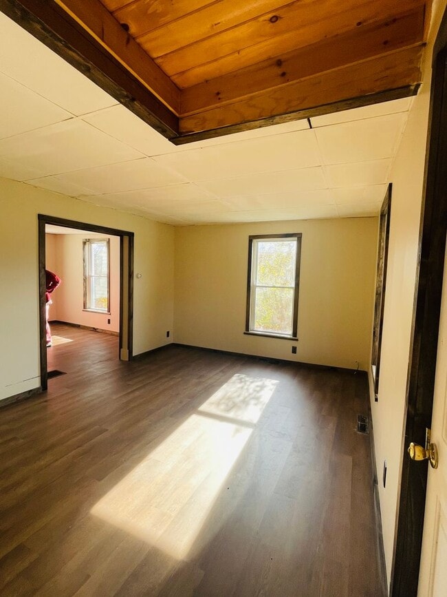 Building Photo - Newly renovated 3 Bed / 1 1/2 Bath home wi...