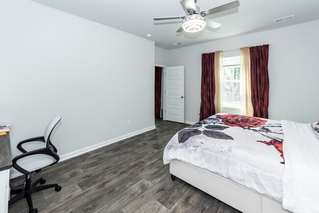 Building Photo - 239 Pine Crest View Dr
