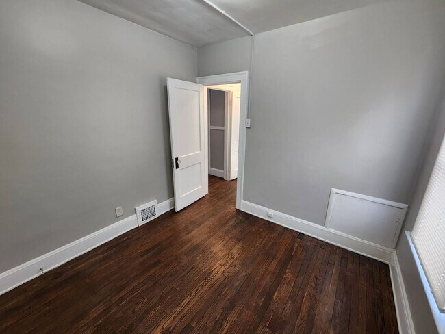 Building Photo - 8006 Laumar Ave